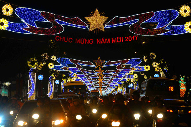 Lung linh ánh đèn trên đường Lê Duẩn - Ảnh: HỮU KHOA
