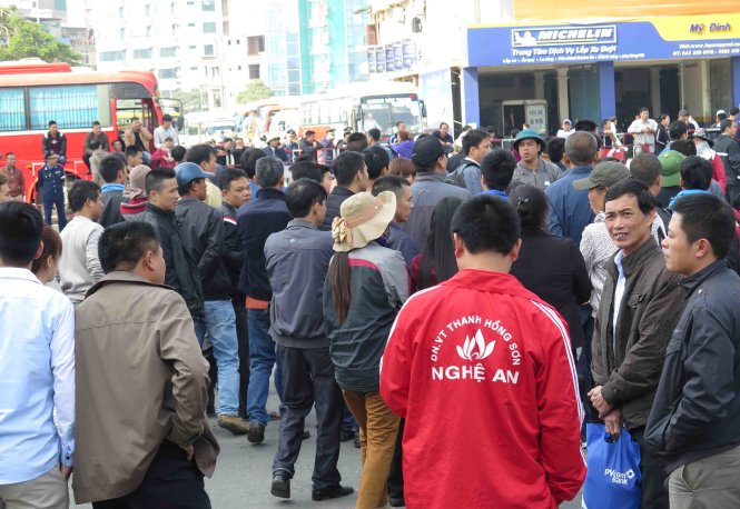 Cảnh nhà xe tập trung đông cứng bến Mỹ Đình đình công - Ảnh: Quang Thế