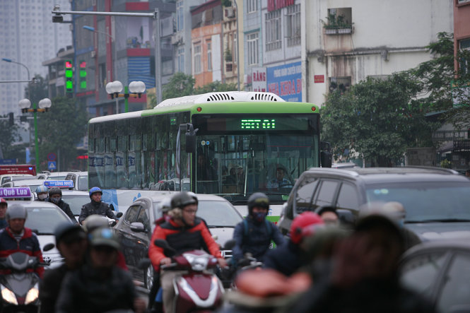 Trong thời gian chạy thử nghiệm, nhiều lúc xe buýt nhanh bị ô tô, xe máy vây lấn dù đã có làn đường riêng - Ảnh: Nam Trần
