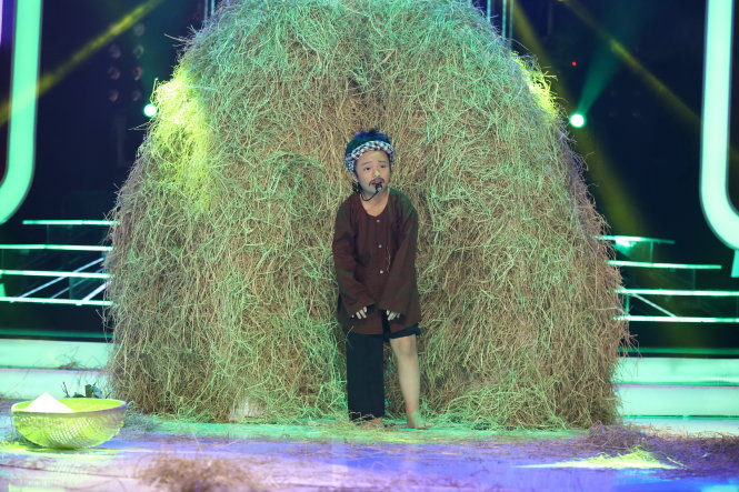 Mai Chi giả Hoài Linh trong show 12 - Ảnh: GMTQN