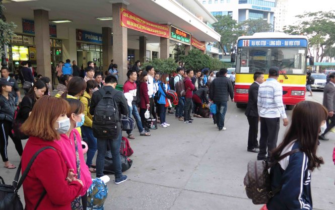 Chiều ngày 30-12, hành khách đến bến Mỹ Đình nhưng không bắt được xe - Ảnh: Quang Thế