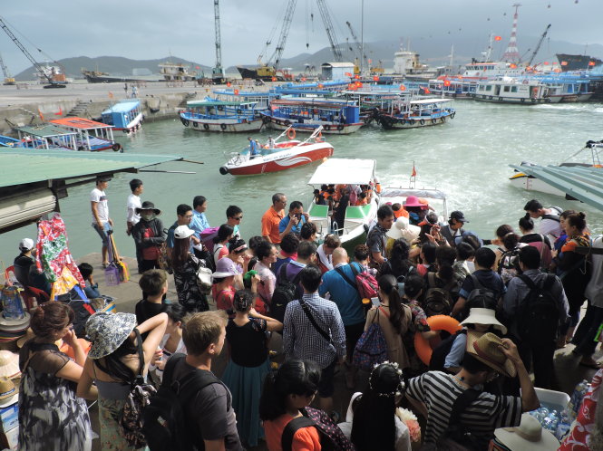 Khách khá đông ở bến tàu Cầu Đá, Nha Trang - Ảnh: T.T