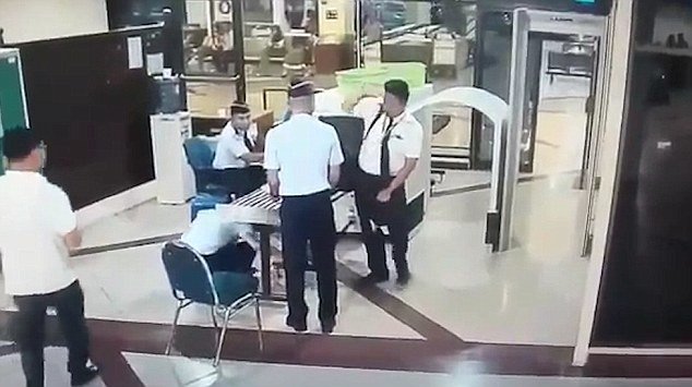 Hình ảnh viên phi công trong hình ảnh cắt ra từ đoạn video - Ảnh: Dailymail