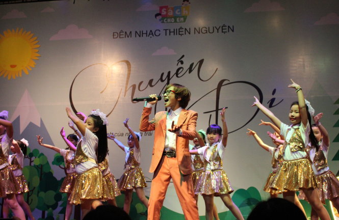 Thiên Tùng trình diễn ca khúc do em tự sáng tác - Ảnh: HÀ THANH