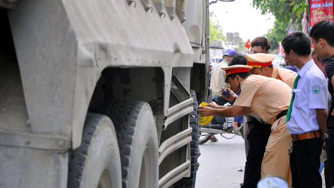 Lực lượng chức năng tiến hành khám nghiệm hiện trường để điều tra nguyên nhân vụ việc - Ảnh: A Lộc