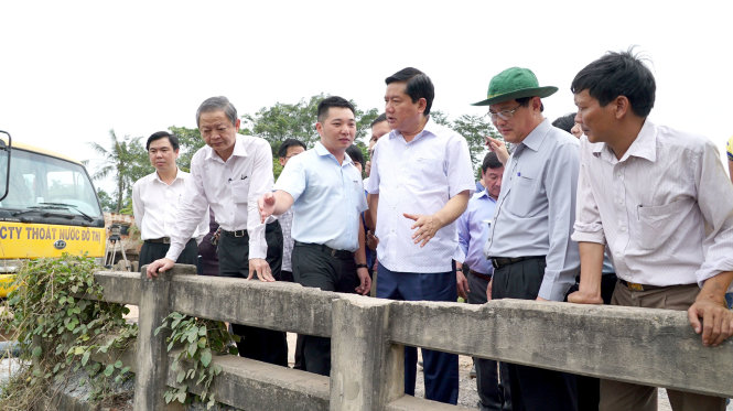 Ông Đinh La Thăng đang thị sát tại hiện trường sự cố cống Cán Dù - Ảnh: THUẬN THẮNG