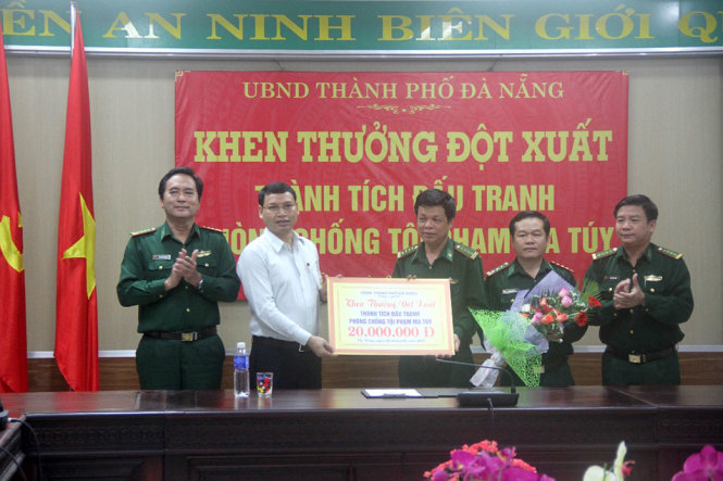 Ông Hồ Kỳ Minh - phó chủ tịch UBND TP Đà Nẵng thưởng nóng lực lượng Biên phòng Đà Nẵng - Ảnh: ĐOÀN CƯỜNG