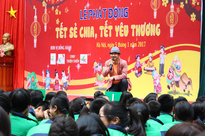 Các em học sinh giao lưu với nghệ sĩ Xuân Bắc về chương trình Tết yêu thương, Tết sẻ chia - Ảnh: HÀ THANH