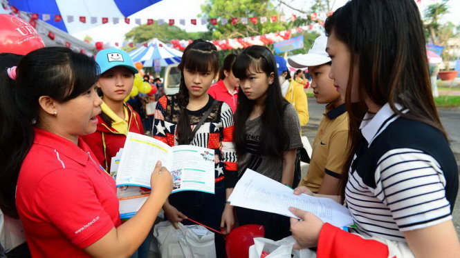 Học sinh đến tham dự ngày hội tư vấn tuyển sinh - hướng nghiệp 2016 do báo Tuổi Trẻ tổ chức tại trường ĐH Cần Thơ sáng 13-3-2016 - Ảnh: QUANG ĐỊNH