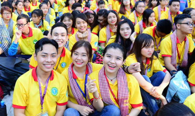 Bạn trẻ đến với buổi lễ ra quân Xuân tình nguyện 2017 - Ảnh: DUYÊN PHAN