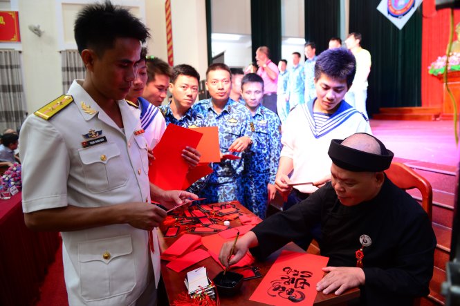 Ông đồ tặng chữ cho các chiến sĩ - Ảnh: DUYÊN PHAN
