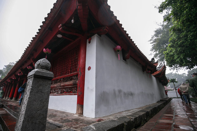 Văn Miếu sau khi quét vôi đã bị phản ứng - Ảnh: NAM TRẦN