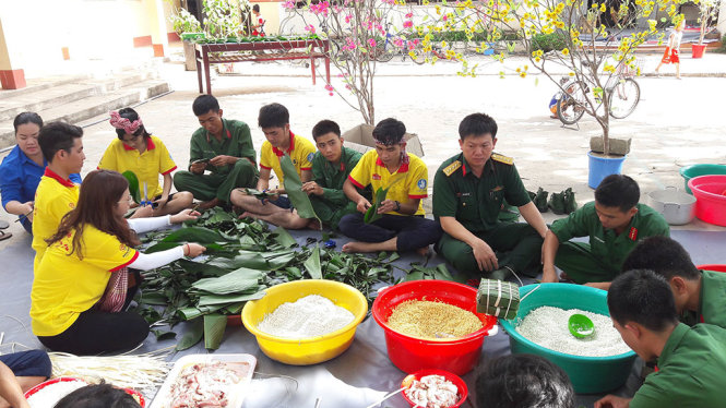 Một nhóm chiến sĩ khác cùng với lực lượng bộ đội biên phòng gói bánh chưng - Ảnh: QUANG PHƯƠNG.