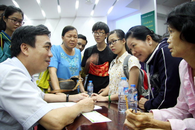 TS Phạm Tấn Hạ, phó hiệu trưởng Trường ĐH Khoa học xã hội và nhân văn (ĐHQG TP.HCM) tư vấn cho thí sinh và phụ huynh trong Ngày hội tư vấn xét tuyển năm 2016 - Ảnh: TRẦN HUỲNH