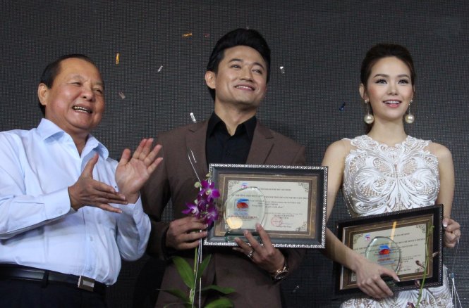 Nguyên Bí thư Thành uỷ TP.HCM Lê Thanh Hải trao cho Quý Bình và Minh Hằng giải Nam và Nữ diễn viên chính xuất sắc nhất thể loại phim điện ảnh - Ảnh: NGUYỄN LỘC
