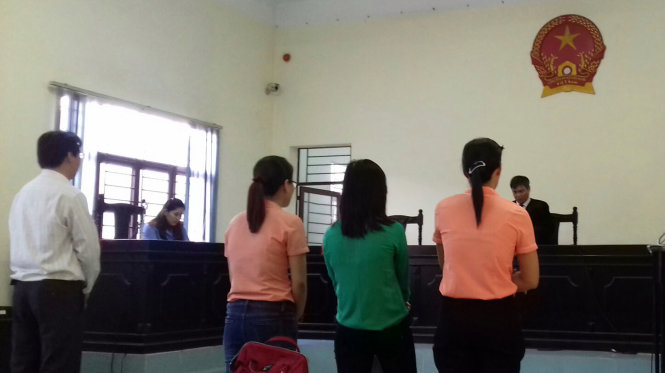 Các đương sự nghe toà tuyên án - Ảnh: Tuyết Mai