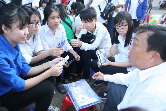 Ths Lê Văn Hiển, phó trưởng phòng đào tạo Trường ĐH Luật TP.HCM, tư vấn cho HS tỉnh Đồng Nai trong chương trình tư vấn tuyển sinh - hướng nghiệp năm 2016 - Ảnh: Trần Huỳnh
