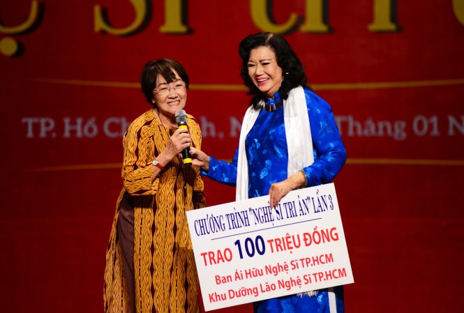 Chương trình Nghệ sĩ tri ân lần 3 trao 100 triệu đồng cho Ban ái hữu Nghệ sĩ TP.HCM và Khu dưỡng lão Nghệ sĩ TP.HCM - Ảnh: DUYÊN PHAN