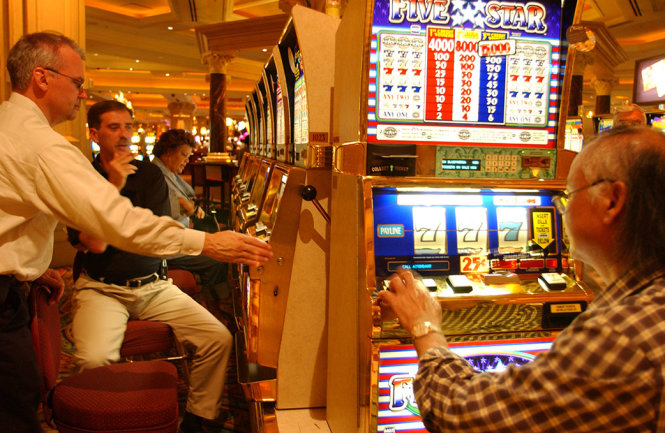 Tới đây sẽ thí điểm cho phép người Việt được vào chơi casino tại Vân Đồn (Quảng Ninh) và Phú Quốc (Kiên Giang). Trong ảnh: một du khách Việt (phải) tham gia chơi casino ở Lasvegas, Mỹ - Ảnh: CHÂU ANH