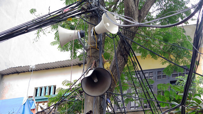 3 chiếc loa lắp liền nhau nhưng theo phản ảnh của người dân thì thường xuyên bị rè và âm nhỏ khiến người nghe rất khó tiếp cận thông tin - Ảnh QUANG THẾ