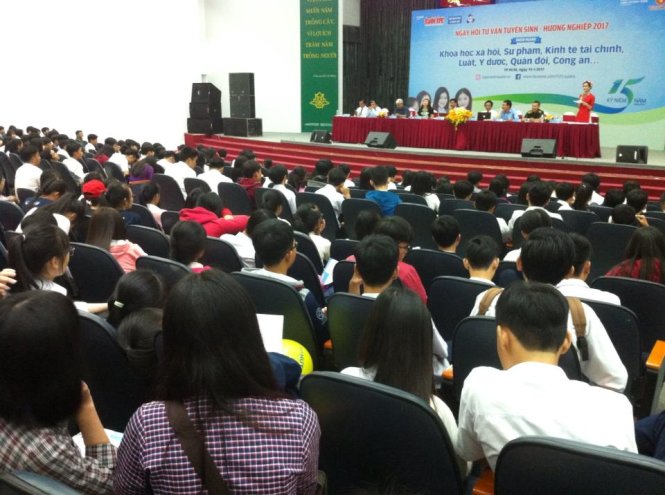 Khu vực tư vấn khoa học xã hội, sư phạm, kinh tế, luật, quân đội, công an...kín chỗ - Ảnh: Hà Bình