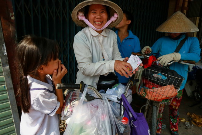 Niềm vui của những người bán vé số sau khi sắm những món hàng tết giá rẻ tại phiên chợ 2.000 đồng - Ảnh: TIẾN THÀNH