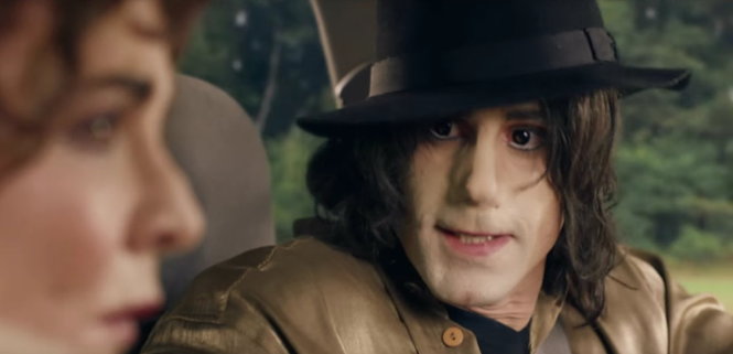 Diễn viên Fiennes trong vai Michael Jackson (ảnh cắt từ phim Elizabeth, Michael & Marlon) - Ảnh: Sky Arts