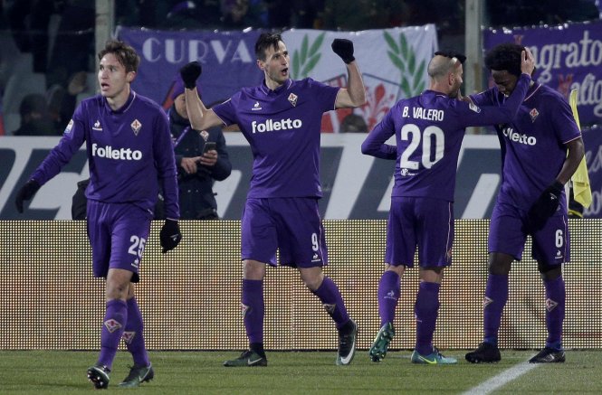 Các cầu thủ Fiorentina ăn mừng bàn thắng vào lưới Juventus. Ảnh: REUTERS