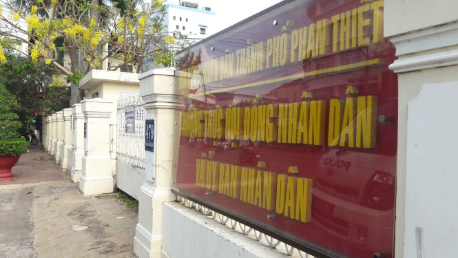 UBND TP Phan Thiết nơi sử dụng song song 2 con dấu mới và cũ - Ảnh: Ng.Nam
