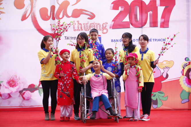 Các bệnh nhi rạng rỡ khi biểu diễn văn nghệ trong chương trình “Xuân yêu thương” - Ảnh: Nam Trần