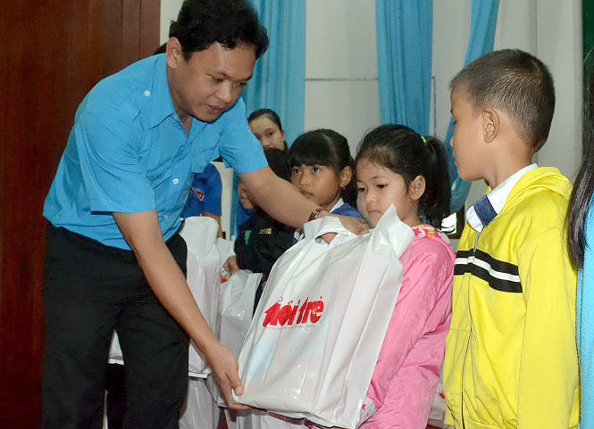 Anh Phan Xuân Hạnh - phó bí thư Tỉnh đoàn Phú Yên - trao quà tết của Tuổi Trẻ cho học sinh huyện Đông Hòa - Ảnh: D.Thanh