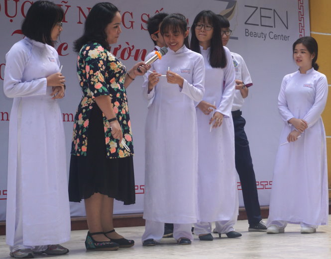 ThS tâm lý Tô Nhi A có bài trắc nghiệm nhỏ với các học sinh Trường Trưng Vương trong chuyên đề sáng 16-1 - Ảnh: H.HG.
