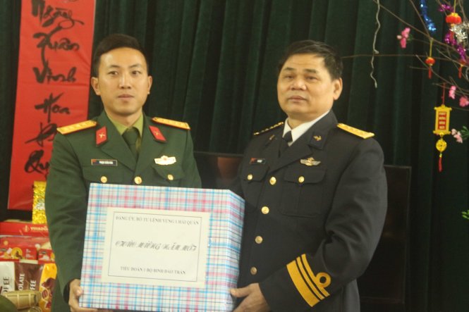 Đoàn công tác tặng quà tết đến cán bộ, chiến sĩ của Tiểu đoàn phòng thủ đảo Trần BB8 - Ảnh: M.Phượng