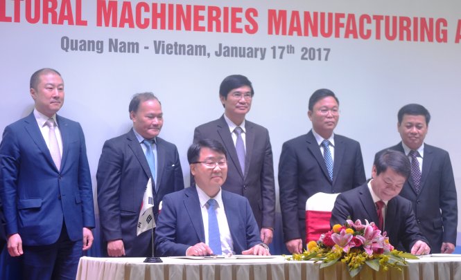 Thaco và Tập đoàn LS Mtron ký hợp đồng hợp tác. Ảnh: LÊ TRUNG