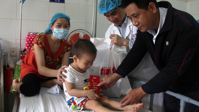 Niềm vui của bệnh nhi khi nhận quà từ đại diện chương trình “Ước mơ của Thúy” do báo Tuổi Trẻ tổ chức trao tặng - Ảnh: MINH AN
