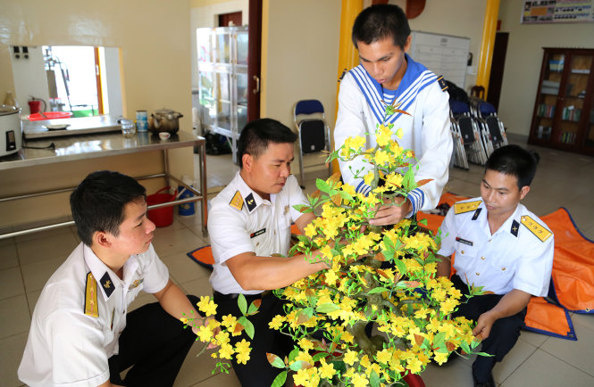 Cán bộ, chiến sĩ nhà giàn vui bên món quà là cây mai mới của tiểu đoàn DK1 gửi tặng - Ảnh: QUANG TIẾN