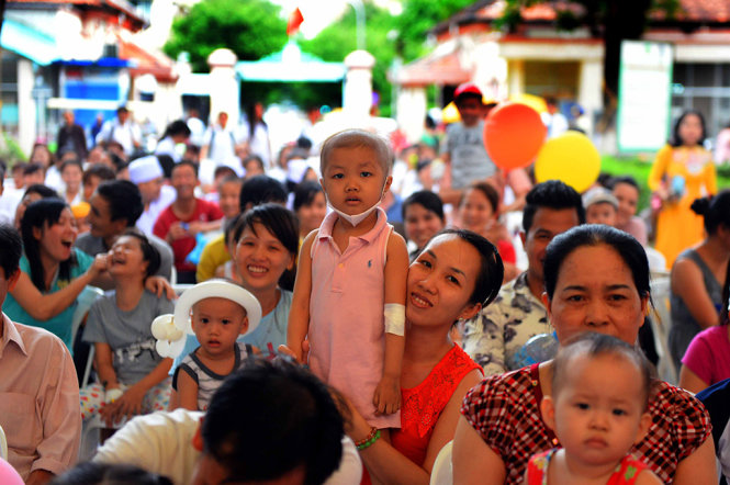 Một bệnh nhi theo dõi tiết mục hề - Ảnh: HỮU KHOA