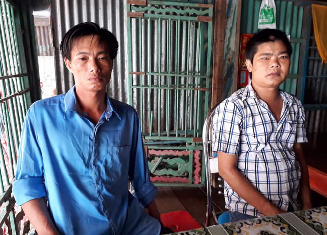 Anh Hoàng (trái) và Trung dù đã về nhà nhưng sức khỏe vẫn yếu chưa thể làm việc nặng như bình thường và yêu cầu xử lý thỏa đáng - Ảnh: BỬU ĐẤU