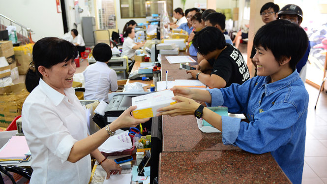 Khách hàng đến gửi hàng tại Bưu điện Phú Nhuận (Q.Phú Nhuận, TP.HCM) ngày 19-1      - Ảnh: DUYÊN PHAN