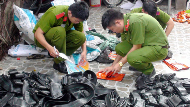 Lực lượng chức năng đang kiểm tra số hàng tại cơ sở của ông Huy - Ảnh: A.L