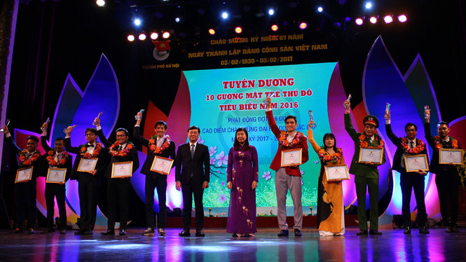 Tuyên dương 10 gương thanh niên thủ đô tiêu biểu năm 2016 - Ảnh: HÀ THANH