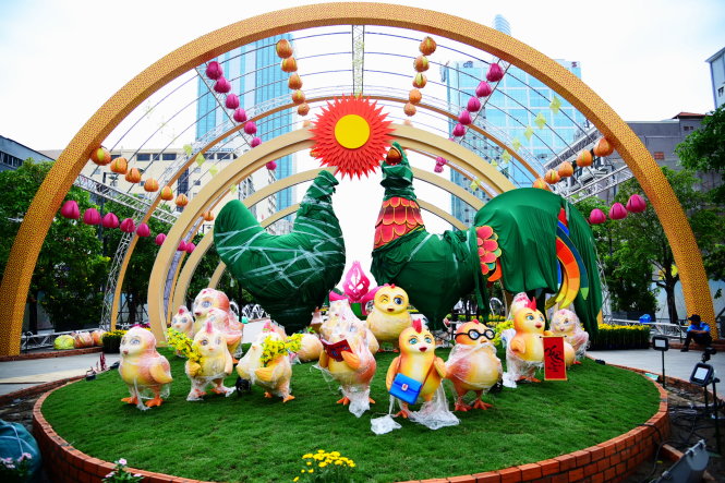 Bối cảnh chính của đường hoa gồm cặp gà trống mái và đàn gà con tượng trưng cho sự ấm no, sum vầy trong năm mới - Ảnh: HỮU THUẬN