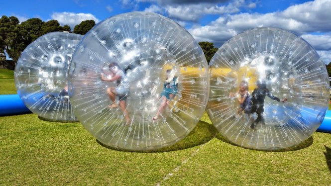 Zorb - Balls là một trong những trò chơi rất hấp dẫn tại Ngày hội gia đình TP.HCM do Lãnh sự quán Úc tổ chức vào ngày 22-1 - Ảnh: EMS Attractions