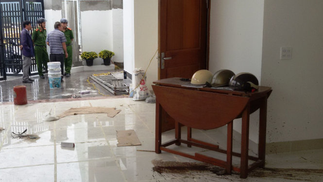Công an đang xem xét tại nhà ông Nghiêm Sĩ Hòa, ở phường Phước Hải, TP Nha Trang (Khánh Hòa) sau khi bị ném mắm tôm vào nhà đe dọa gia đình vào ngày 22-1-2017 - Ảnh: P.S.NGÂN
