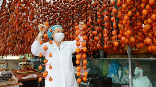 Những trái hồng sấy gió kiểu Nhật Bản (ảnh) và xoài, dưa hấu đang bán chạy, được giá, trong khi nhiều loại hoa quả khác nông dân lo lắng vì hàng bán chậm, giá chững -  Ảnh: M.VINH