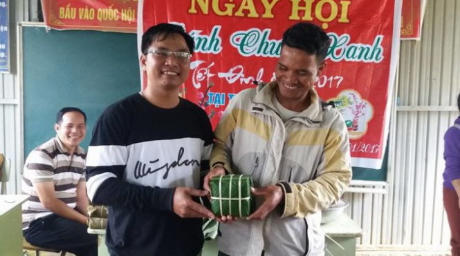 Sau khi cùng cán bộ gói bánh chưng ngay tại làng mình, những người dân Xê Đăng trên núi Ngọc Linh được tặng lại những chiếc bánh do mình tham gia gói - Ảnh: B.D.