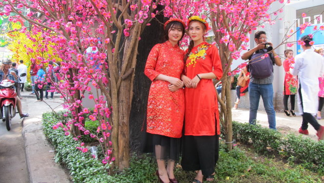 Nhiều bạn gái chọn trang phục áo dài cách tân với váy xòe để du xuân - Ảnh: K.ANH