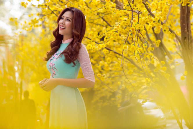 Hoa hậu biển Nguyễn Thị Loan trong trang phục áo dài truyền thống của Nhà thiết kế Thuận Việt - Ảnh: CHANH NGUYỄN
