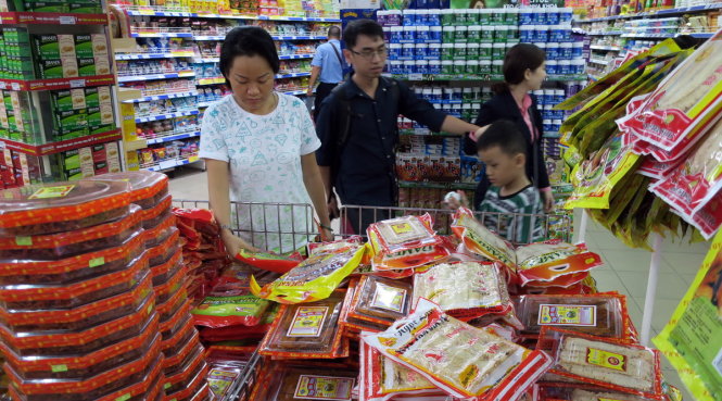 Khách chọn mua lạp xưởng ở siêu thị - Ảnh: T.T.D.
