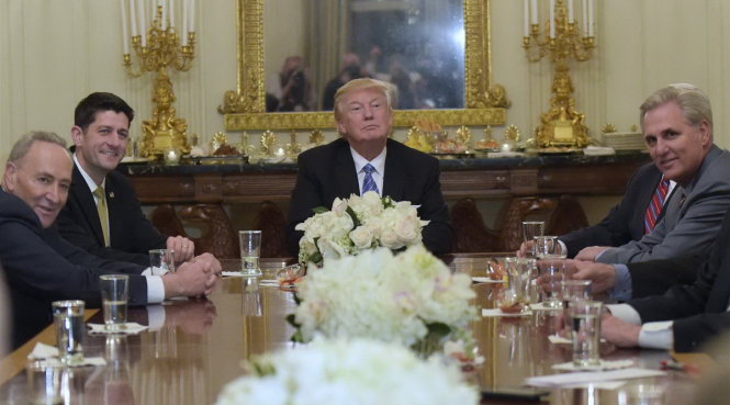 Tổng thống Donald Trump tổ chức buổi tiếp các lãnh đạo Thượng viện và Hạ viện tại Nhà Trắng hôm 23-1 - Ảnh: AP